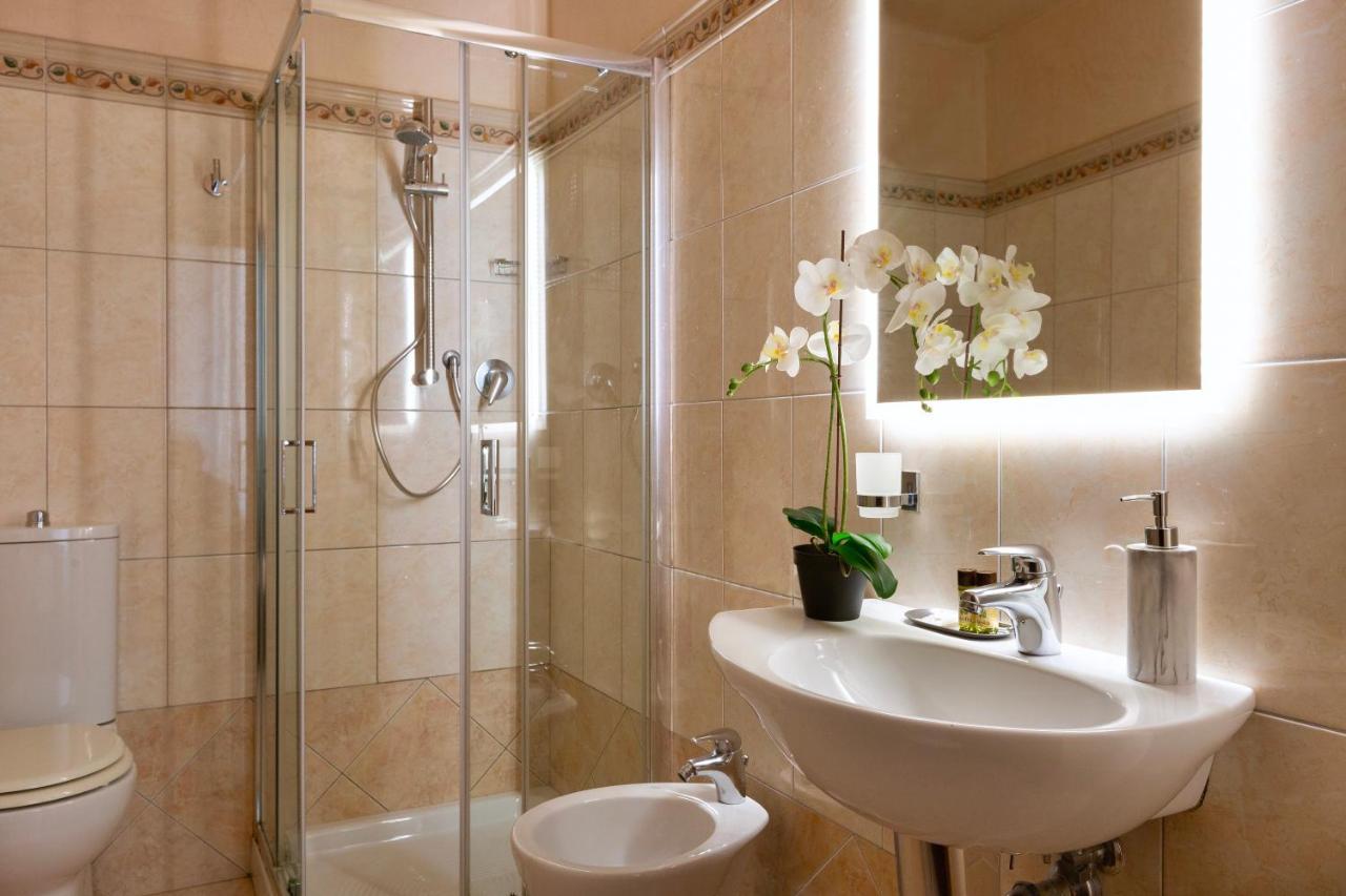 Pensión Aramis Deluxe 2*
