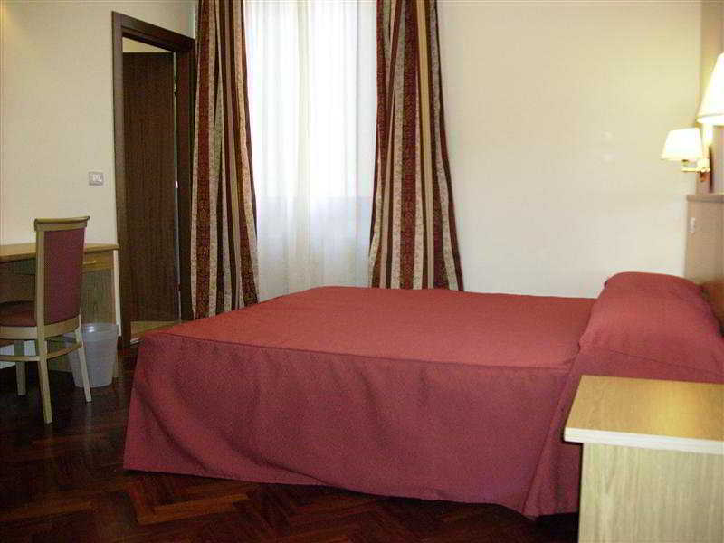 Aramis Deluxe Pensión 2*